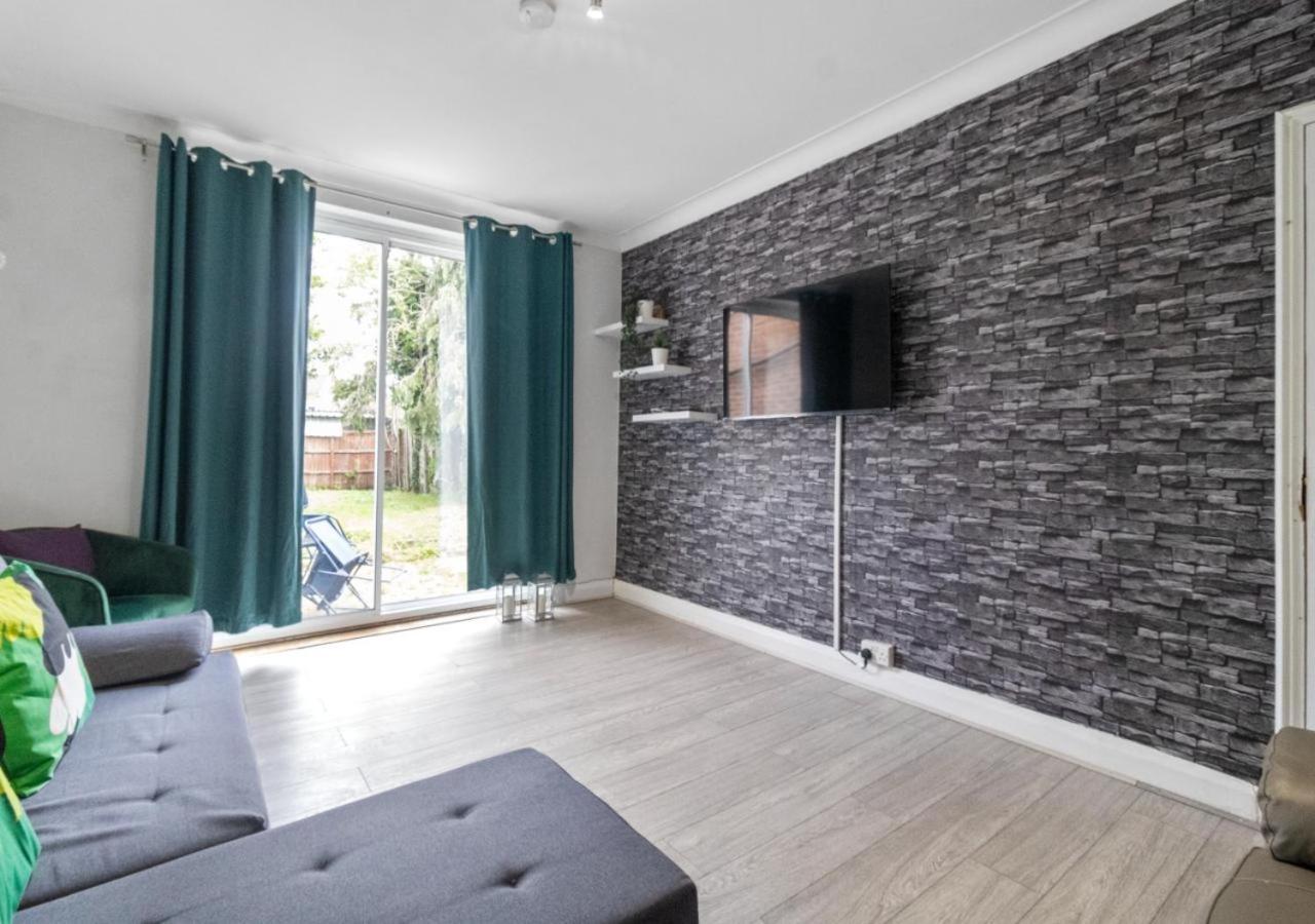 Comfortable & Convenient Spacious Private In Downshill Way