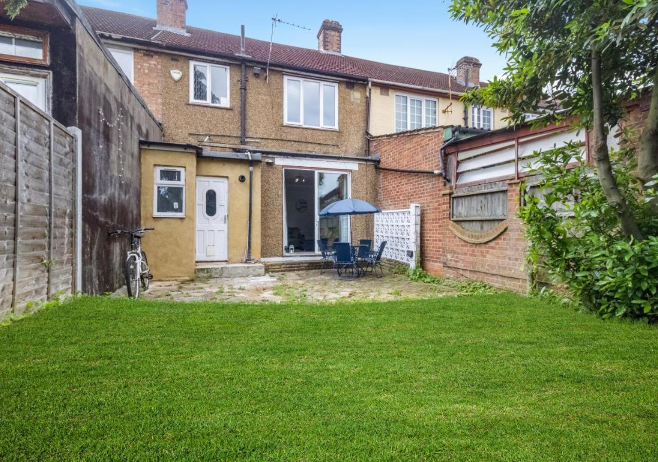 Comfortable & Convenient Spacious Private In Downshill Way Lägenhet