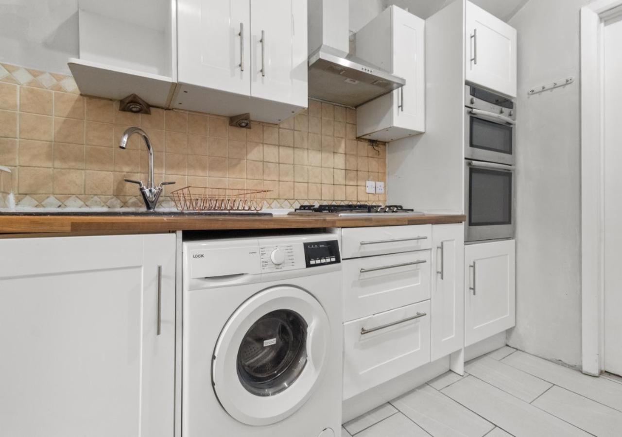 Comfortable & Convenient Spacious Private In Downshill Way Lägenhet