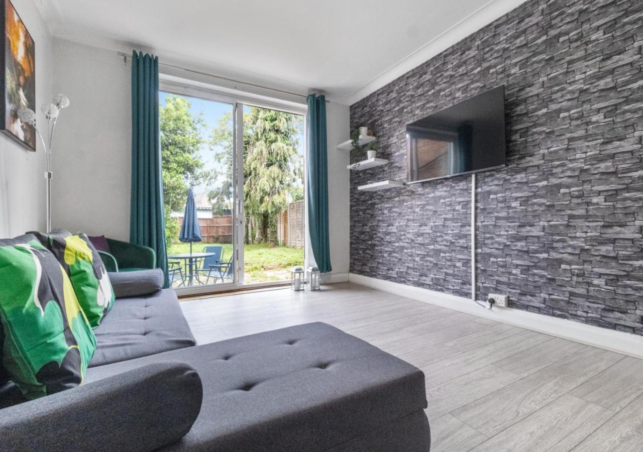 Comfortable & Convenient Spacious Private In Downshill Way