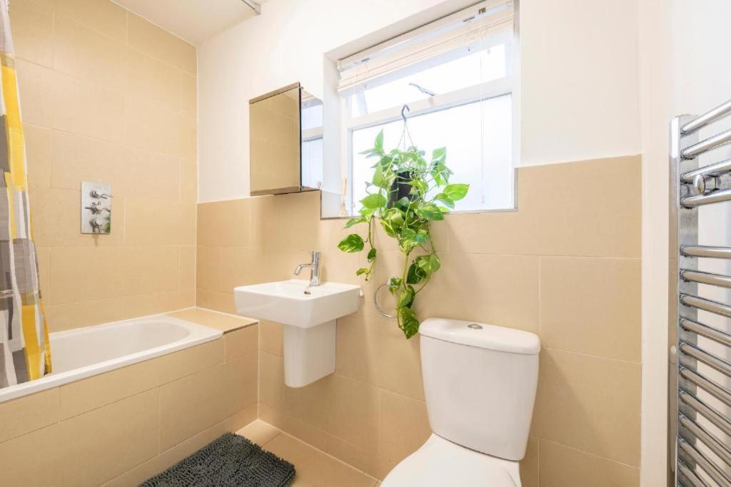 Luxury 4 Bedroom Flat With Stunning Shard View From Terrace In London! Next To Station, Sleeps 9 * London