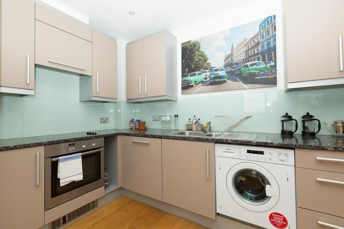2 Bedroom East With Lovely Views Lejlighed London
