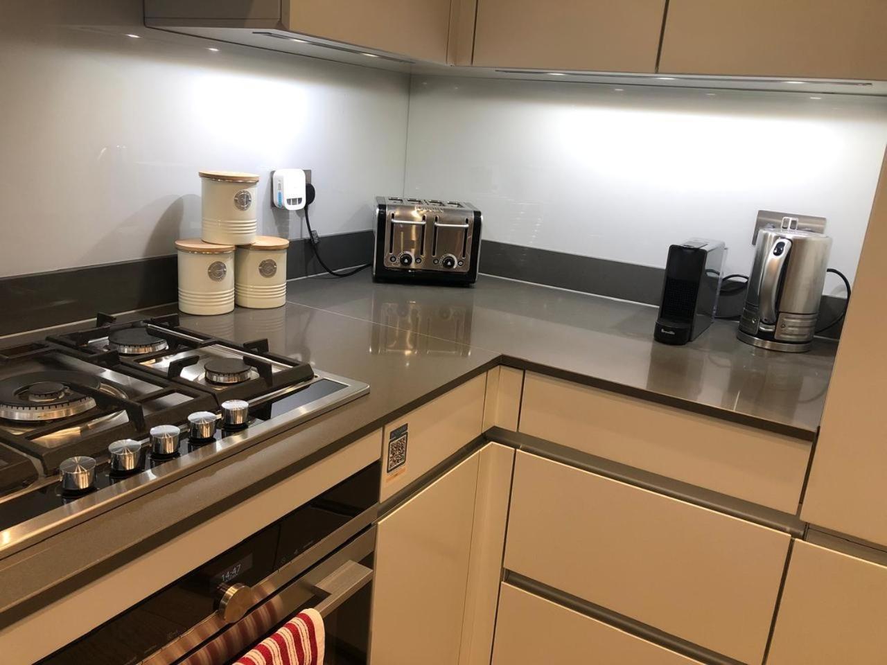 Luxurious 3-bedroom & 3 Bathroom Flat With Indoor Fireplace And Patio In Mayfair Lägenhet