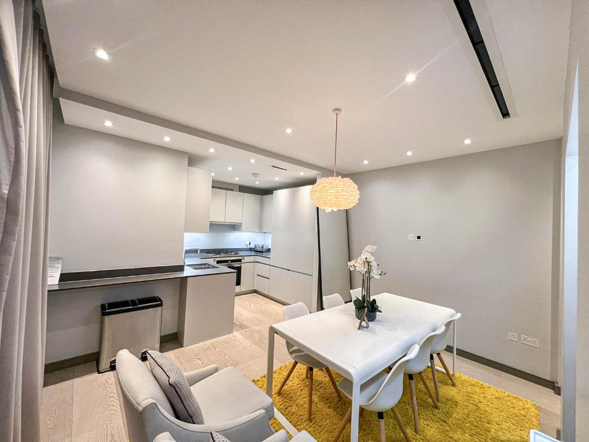 Luxurious 3-bedroom & 3 Bathroom Flat With Indoor Fireplace And Patio In Mayfair Lägenhet