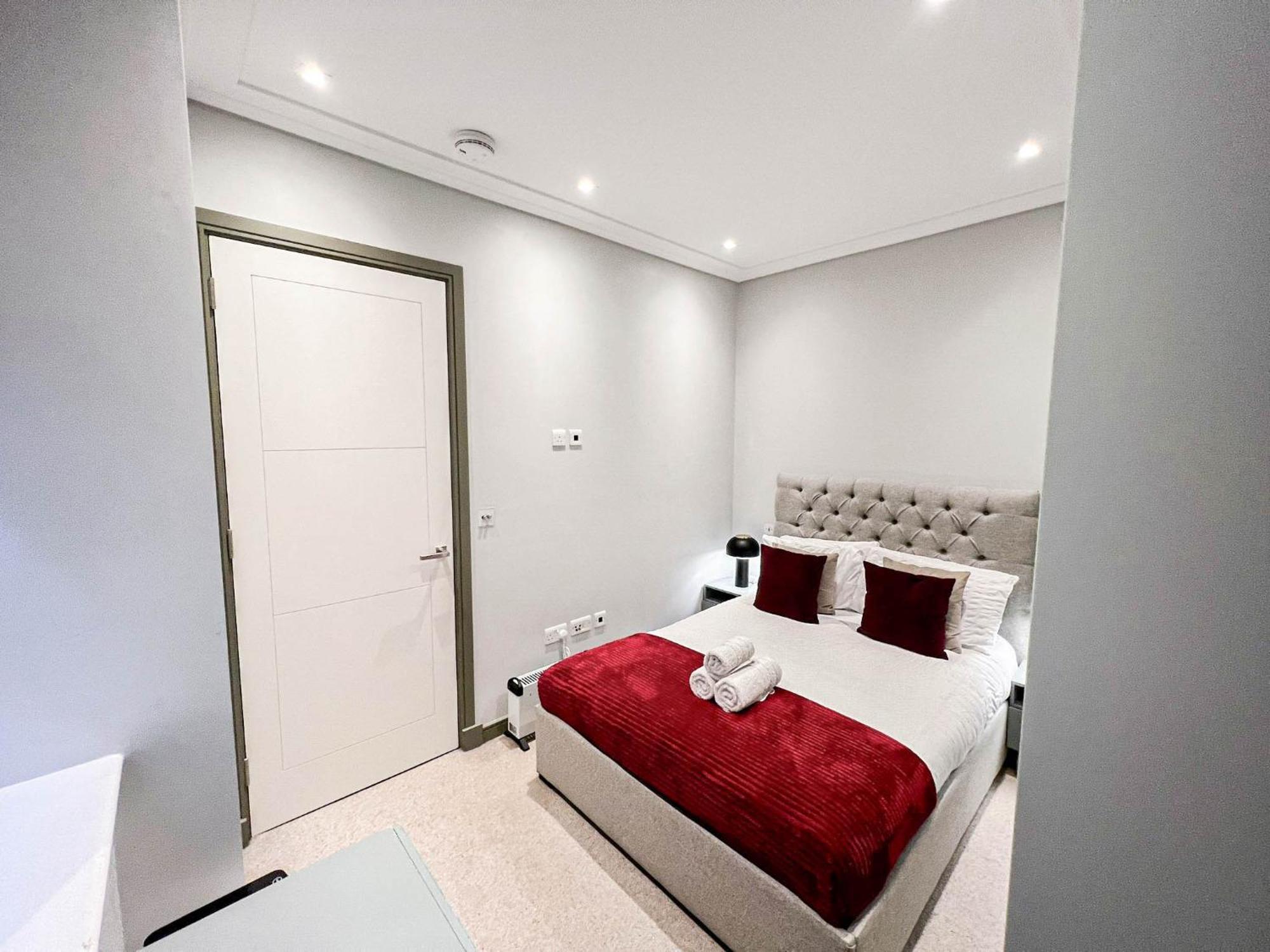 Luxurious 3-bedroom & 3 Bathroom Flat With Indoor Fireplace And Patio In Mayfair Lägenhet London