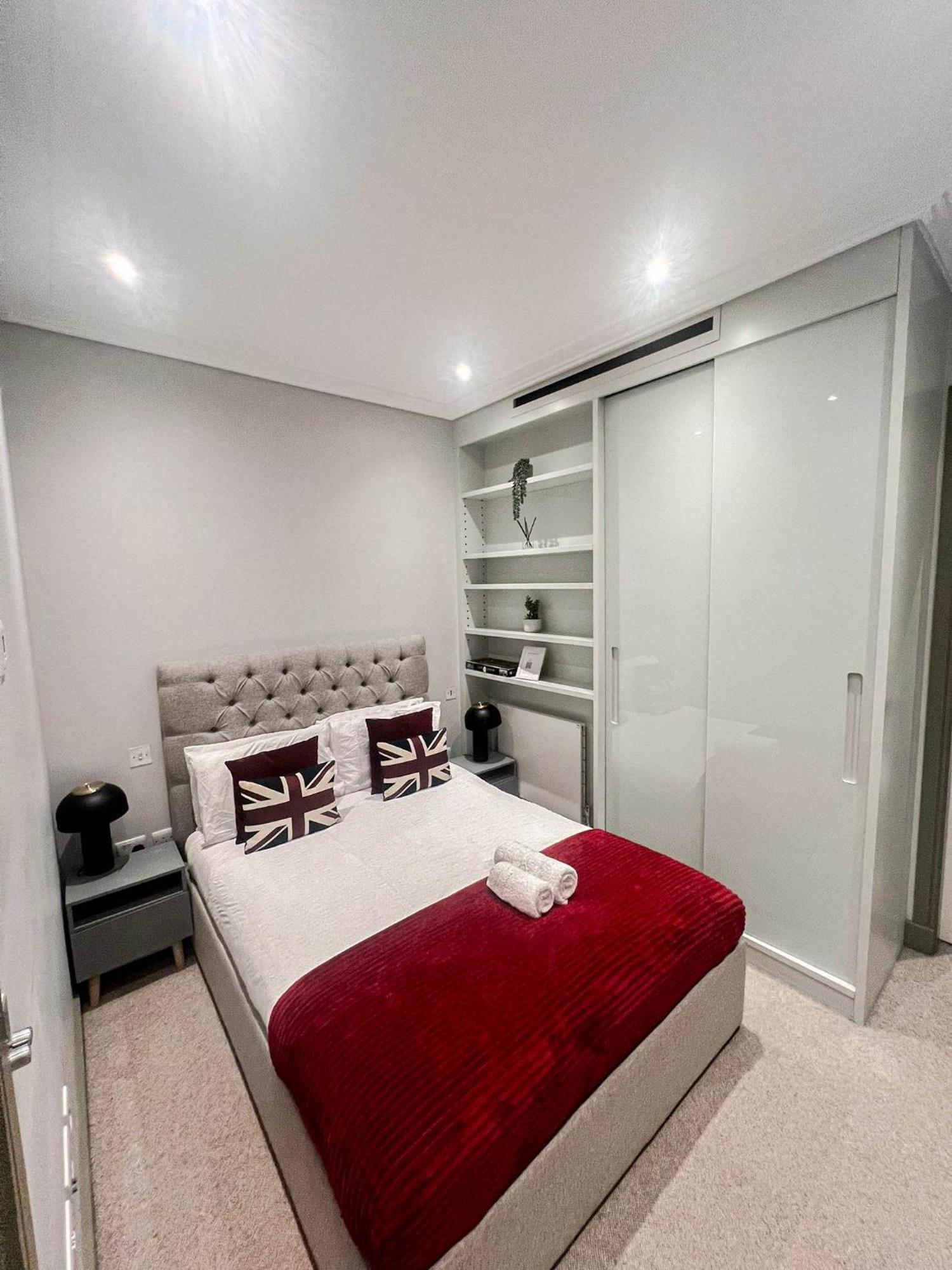 Lägenhet Luxurious 3-bedroom & 3 Bathroom Flat With Indoor Fireplace And Patio In Mayfair London