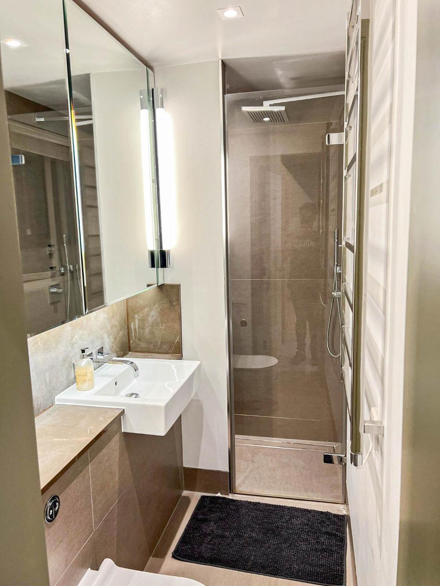 Luxurious 3-bedroom & 3 Bathroom Flat With Indoor Fireplace And Patio In Mayfair Lägenhet