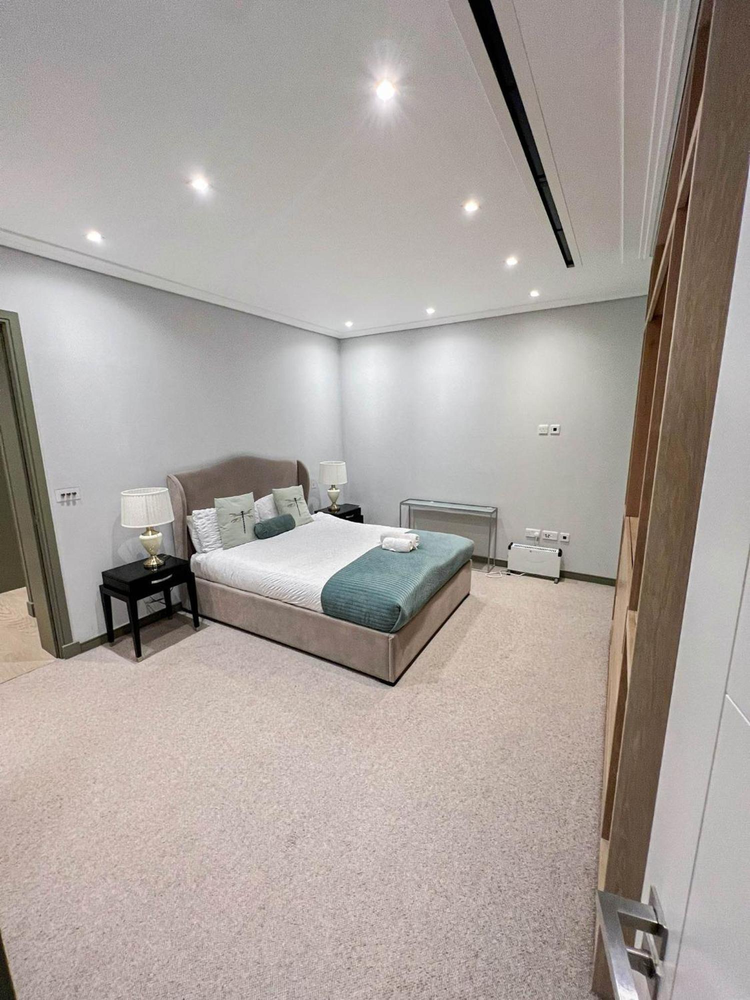Lägenhet Luxurious 3-bedroom & 3 Bathroom Flat With Indoor Fireplace And Patio In Mayfair