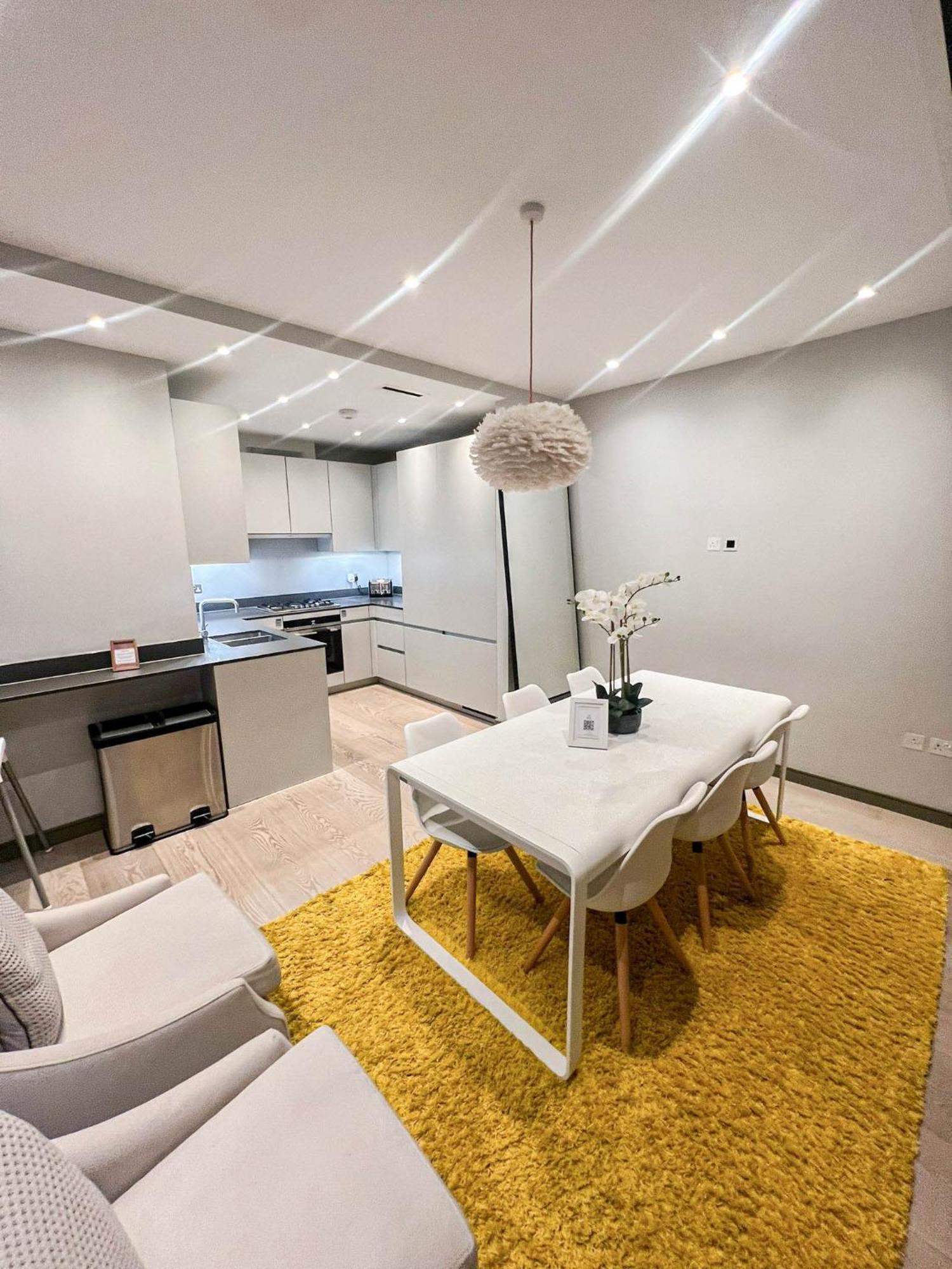 Luxurious 3-bedroom & 3 Bathroom Flat With Indoor Fireplace And Patio In Mayfair Lägenhet London