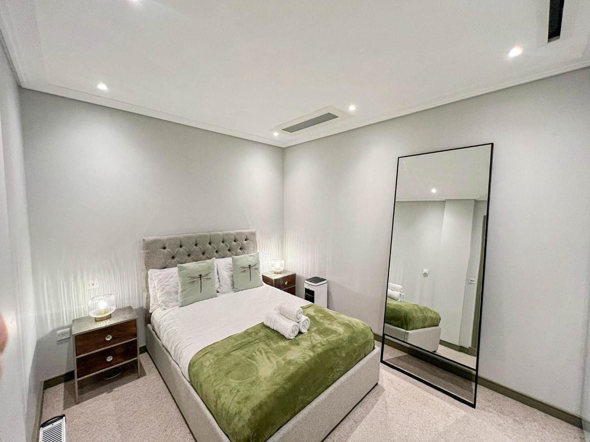 Luxurious 3-bedroom & 3 Bathroom Flat With Indoor Fireplace And Patio In Mayfair Lägenhet