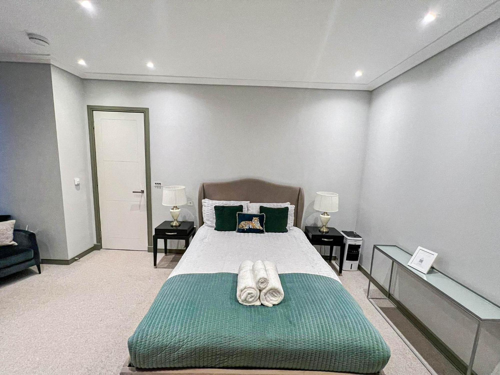 Luxurious 3-bedroom & 3 Bathroom Flat With Indoor Fireplace And Patio In Mayfair Lägenhet London