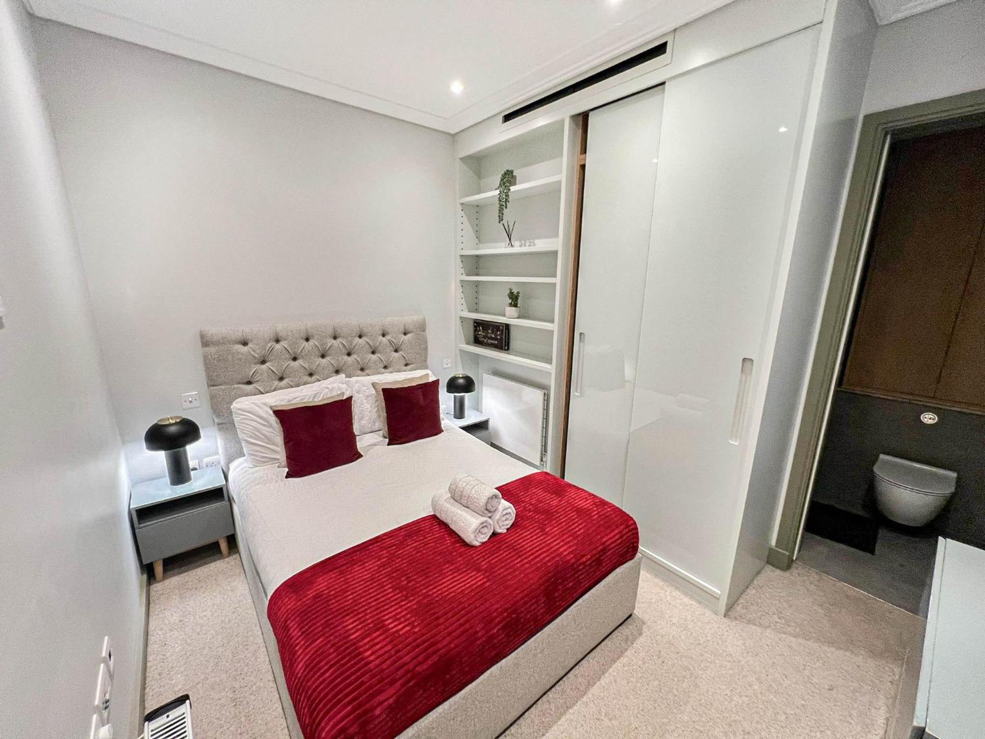 Luxurious 3-bedroom & 3 Bathroom Flat With Indoor Fireplace And Patio In Mayfair Lägenhet