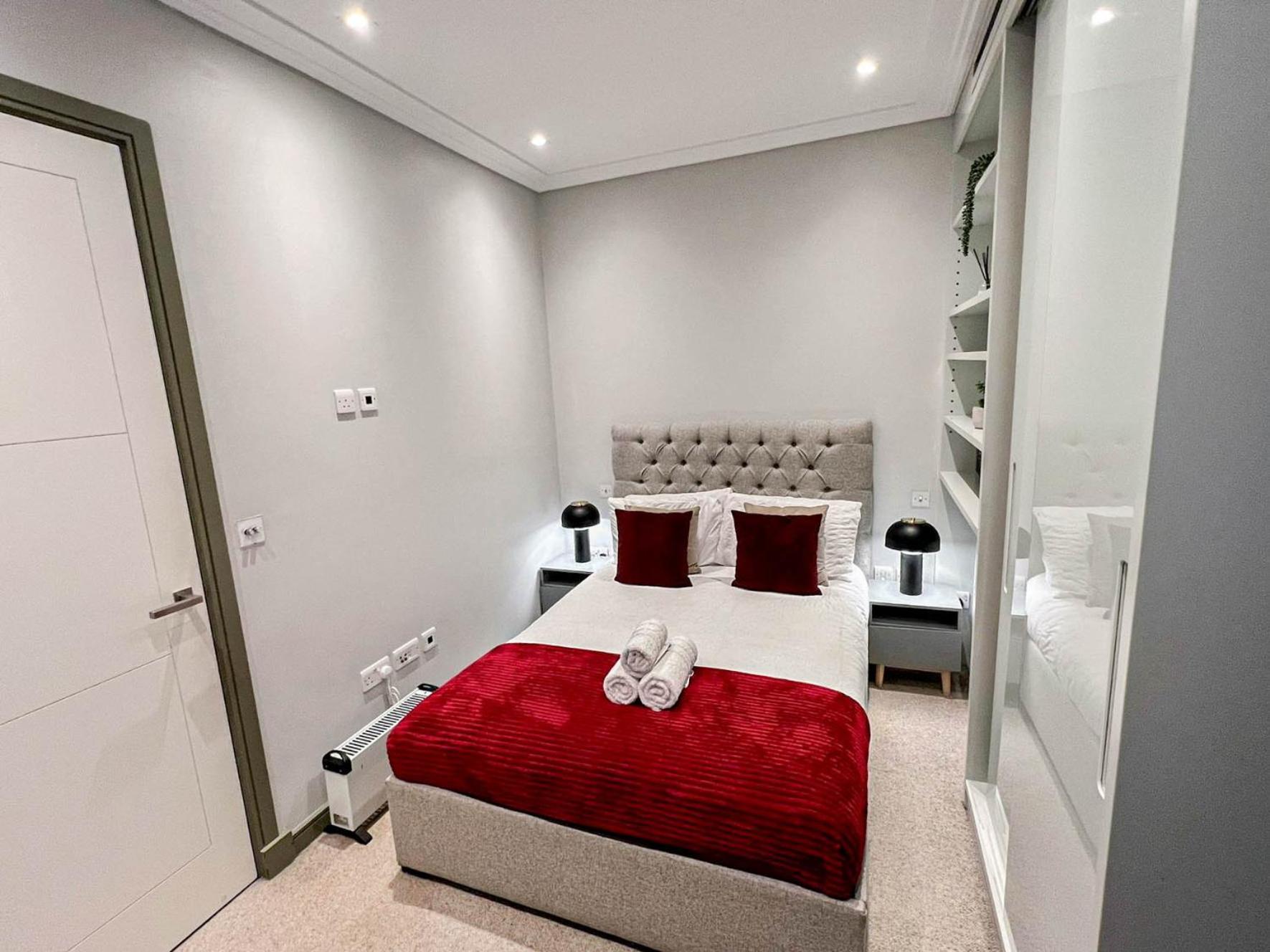 Luxurious 3-bedroom & 3 Bathroom Flat With Indoor Fireplace And Patio In Mayfair Lägenhet London