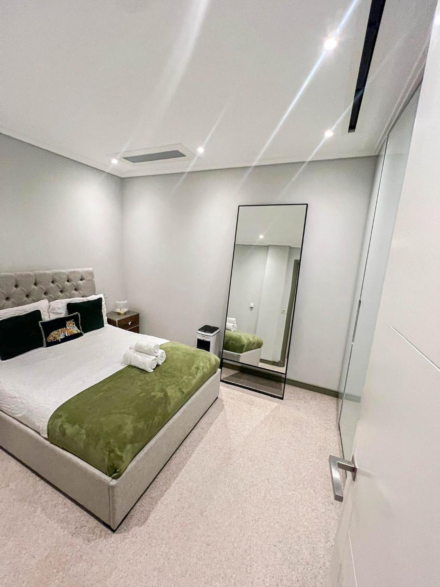 Lägenhet Luxurious 3-bedroom & 3 Bathroom Flat With Indoor Fireplace And Patio In Mayfair London