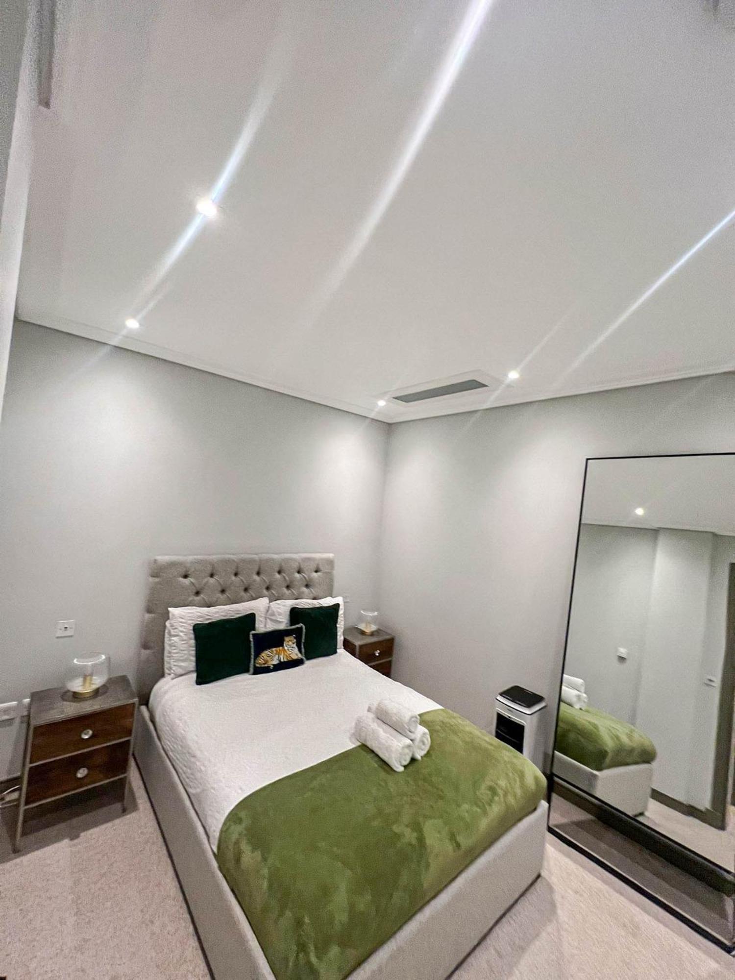 Luxurious 3-bedroom & 3 Bathroom Flat With Indoor Fireplace And Patio In Mayfair Lägenhet