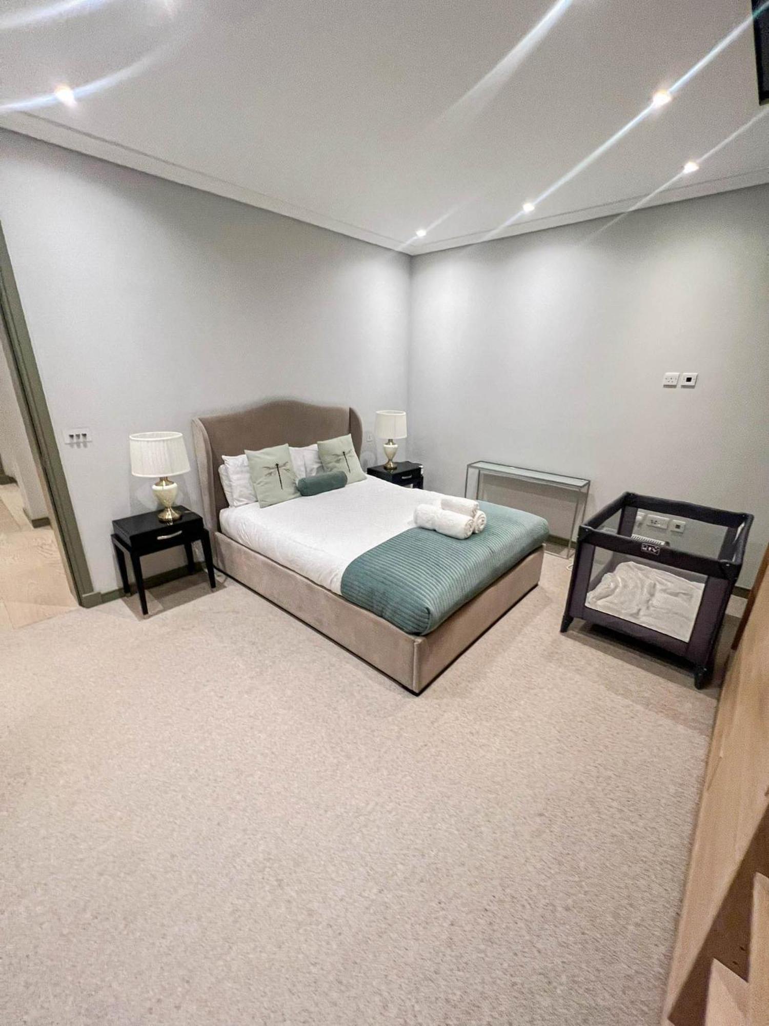 Luxurious 3-bedroom & 3 Bathroom Flat With Indoor Fireplace And Patio In Mayfair Lägenhet *