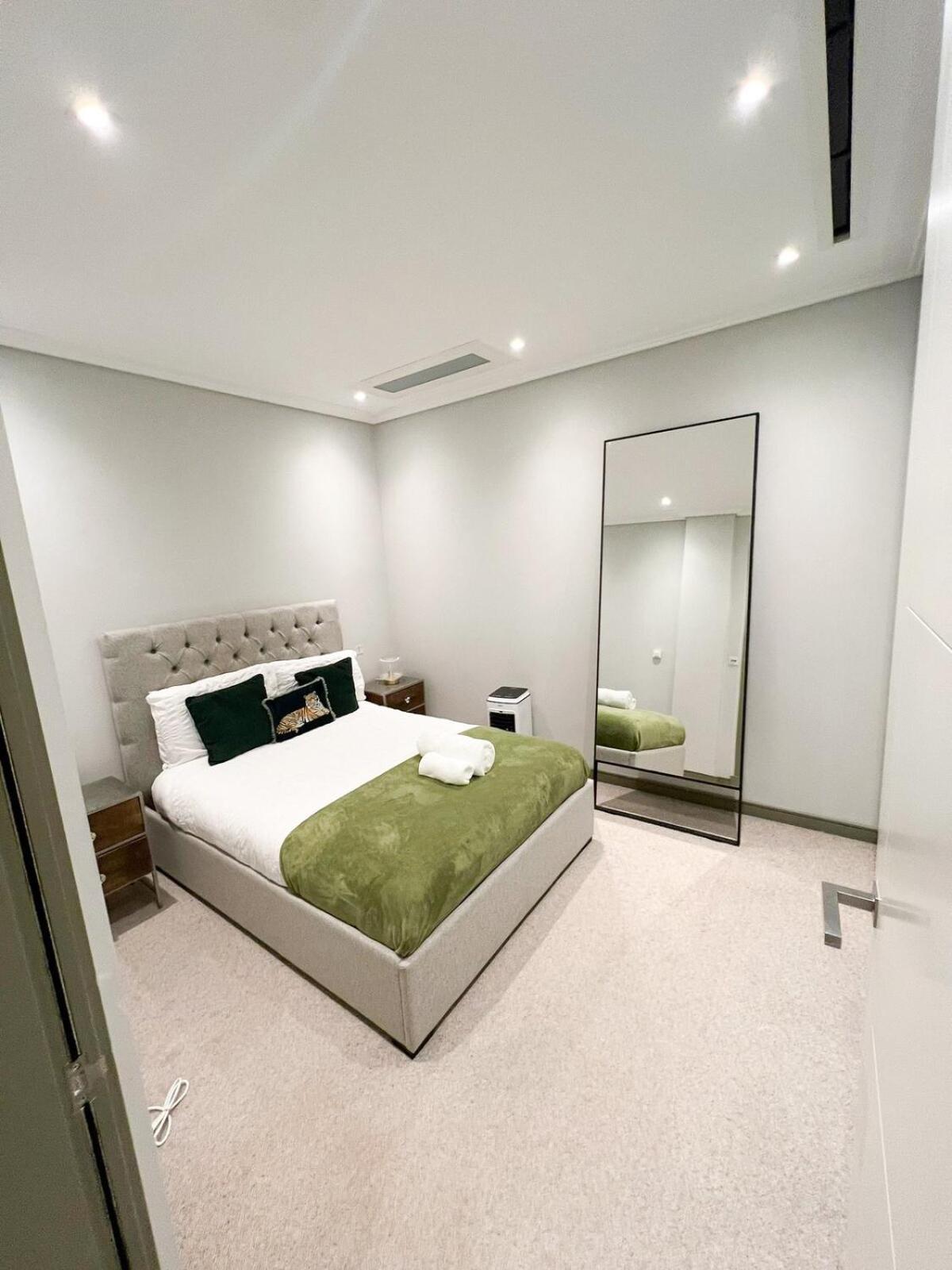 Luxurious 3-bedroom & 3 Bathroom Flat With Indoor Fireplace And Patio In Mayfair Lägenhet London