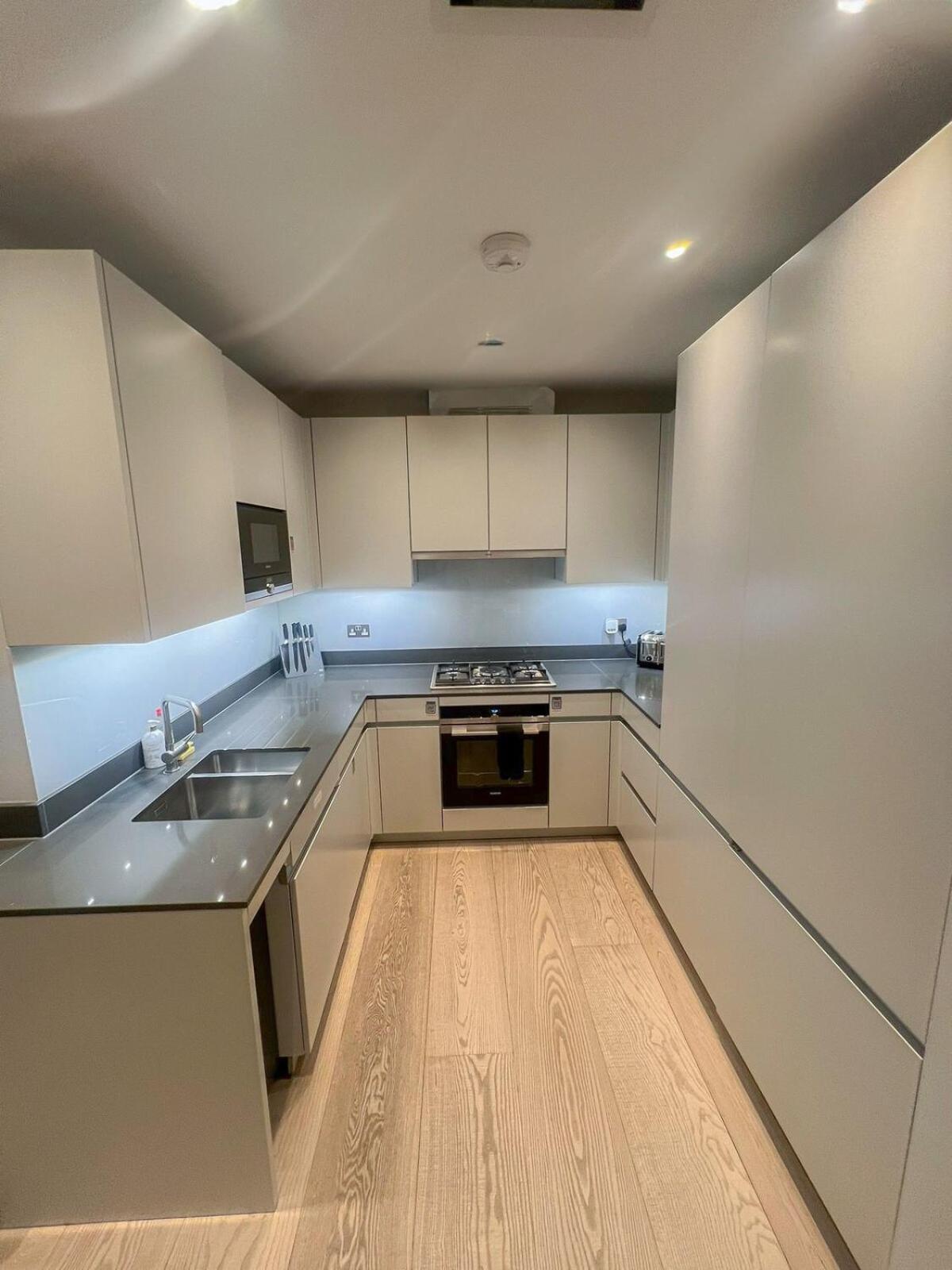 Lägenhet Luxurious 3-bedroom & 3 Bathroom Flat With Indoor Fireplace And Patio In Mayfair London
