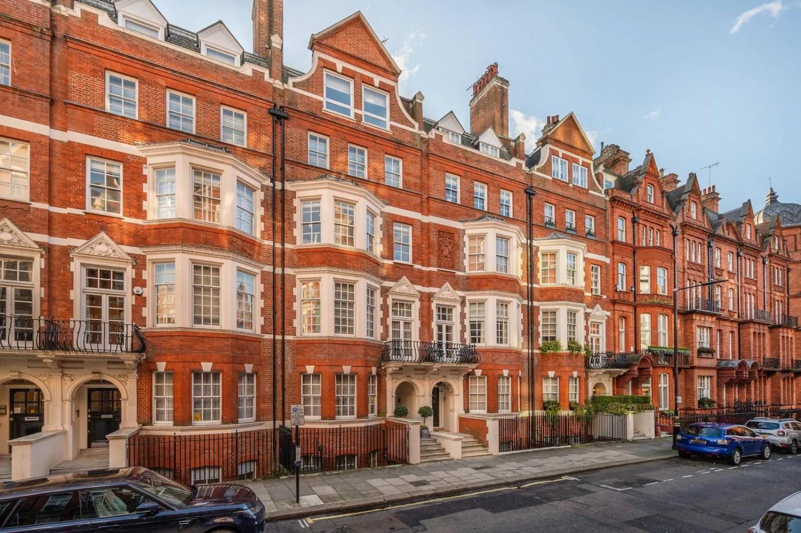 Luxurious 3-bedroom & 3 Bathroom Flat With Indoor Fireplace And Patio In Mayfair Lägenhet