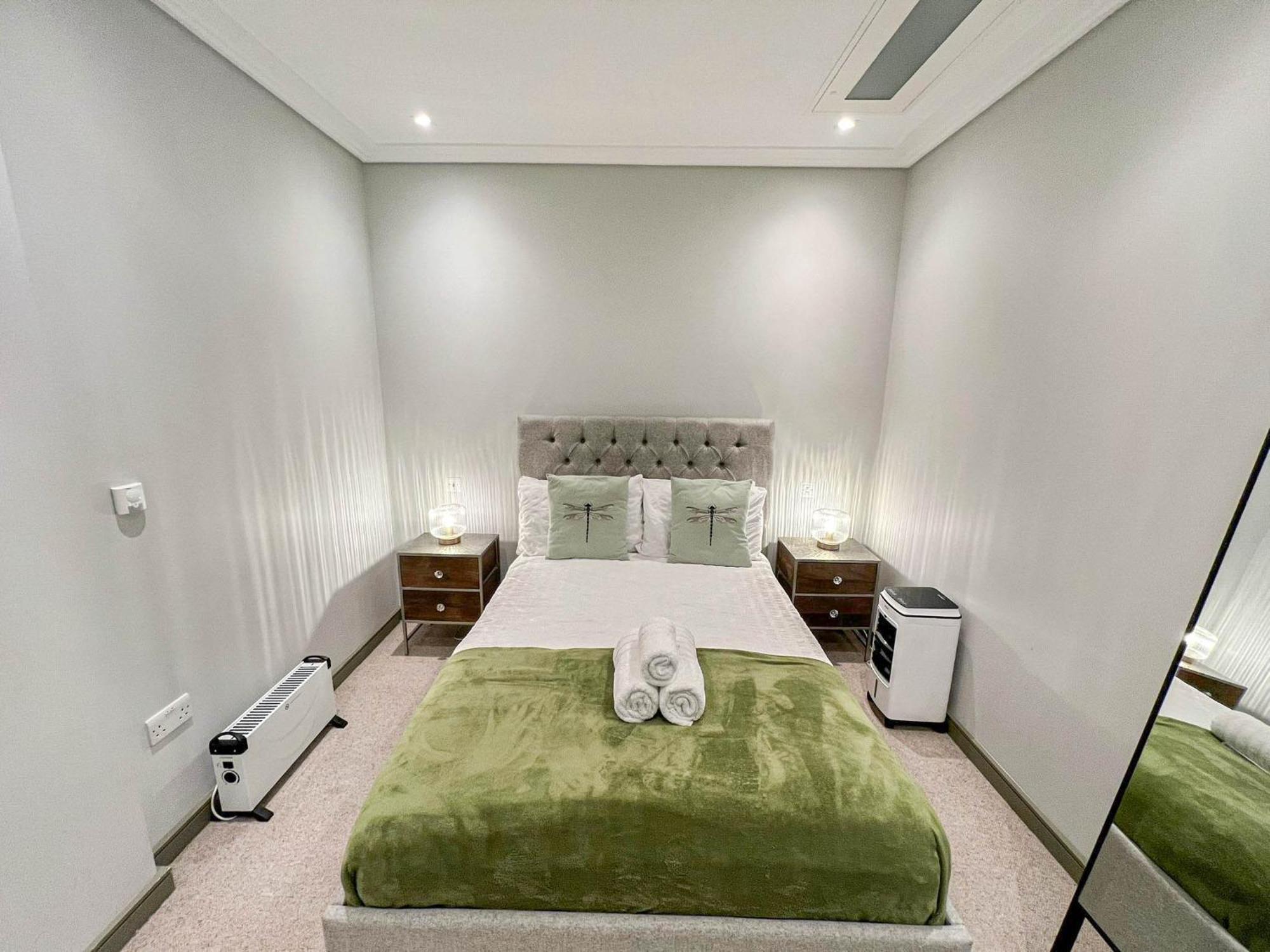 Lägenhet Luxurious 3-bedroom & 3 Bathroom Flat With Indoor Fireplace And Patio In Mayfair