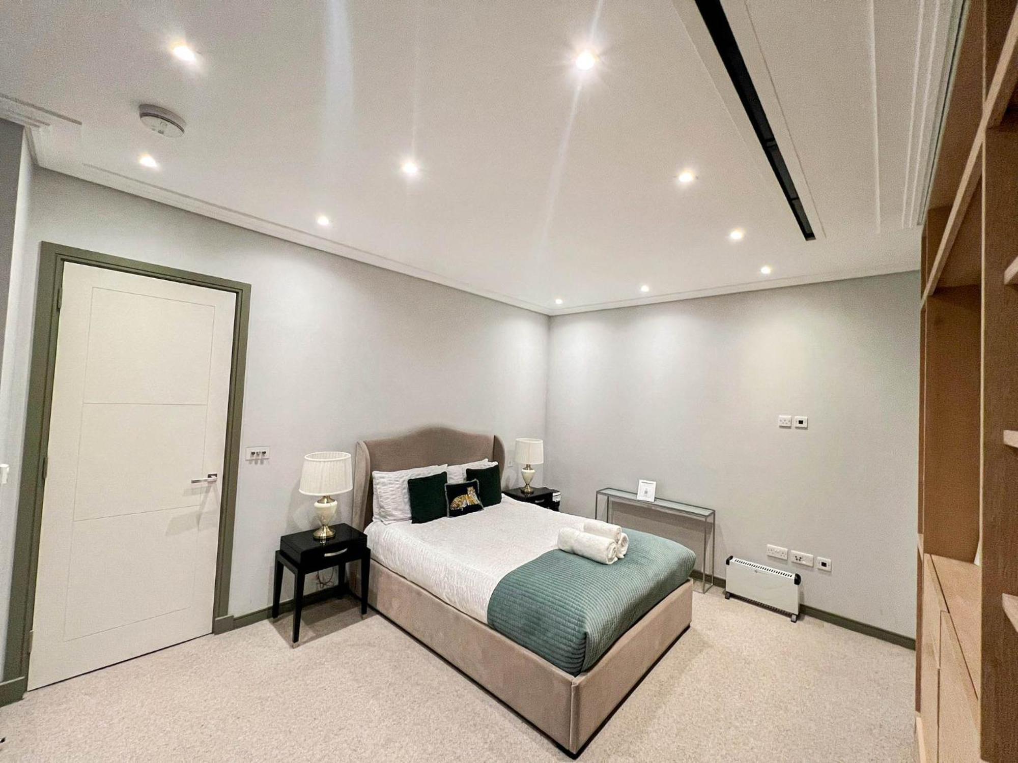 Luxurious 3-bedroom & 3 Bathroom Flat With Indoor Fireplace And Patio In Mayfair Lägenhet *