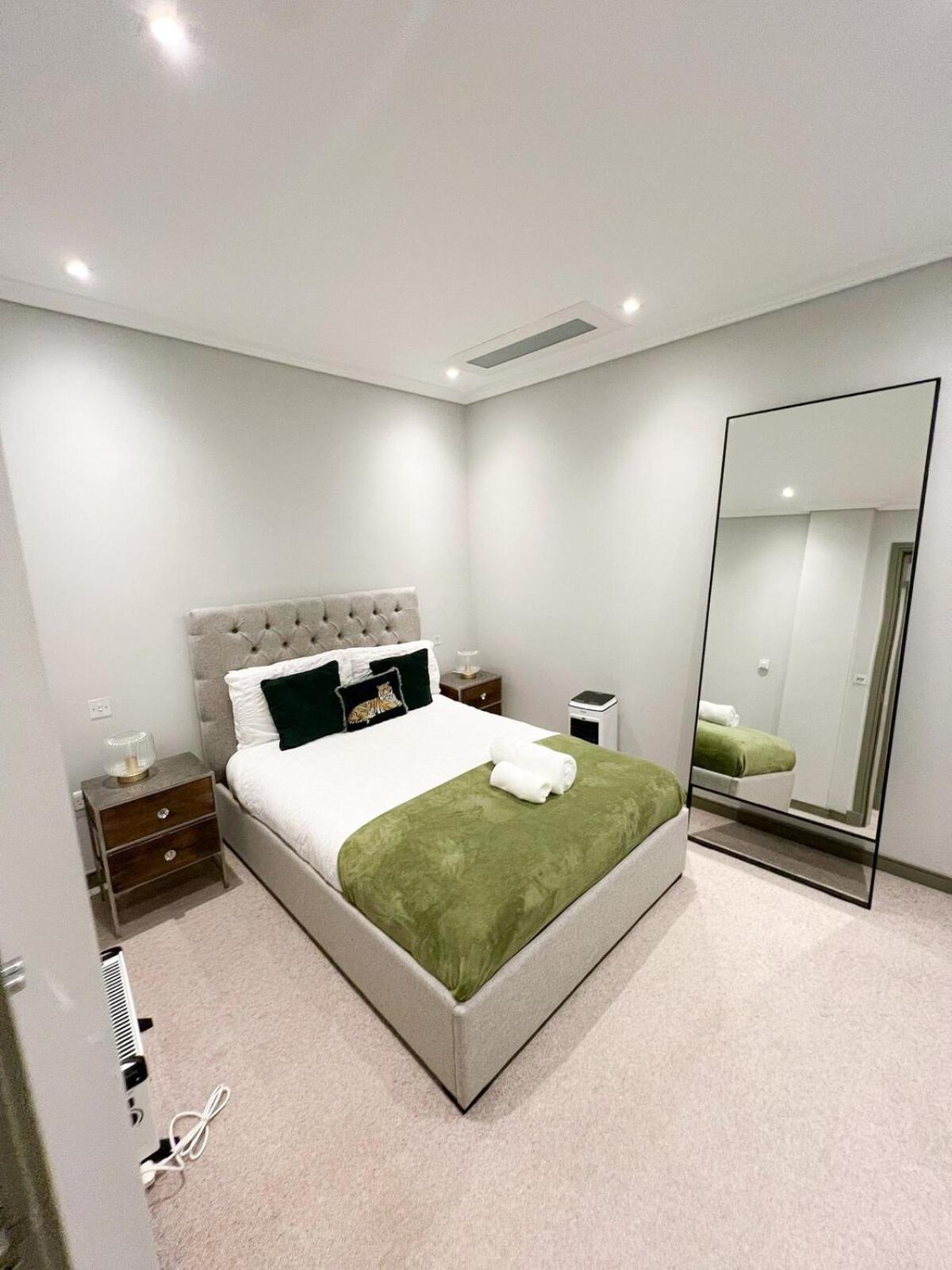 Lägenhet Luxurious 3-bedroom & 3 Bathroom Flat With Indoor Fireplace And Patio In Mayfair London