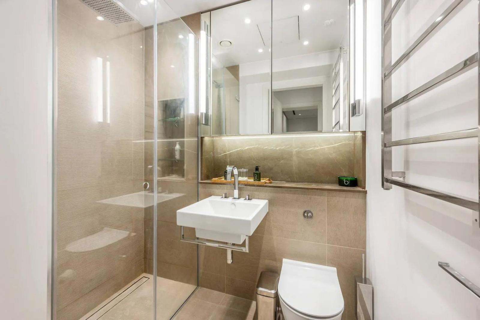 Luxurious 3-bedroom & 3 Bathroom Flat With Indoor Fireplace And Patio In Mayfair Lägenhet *