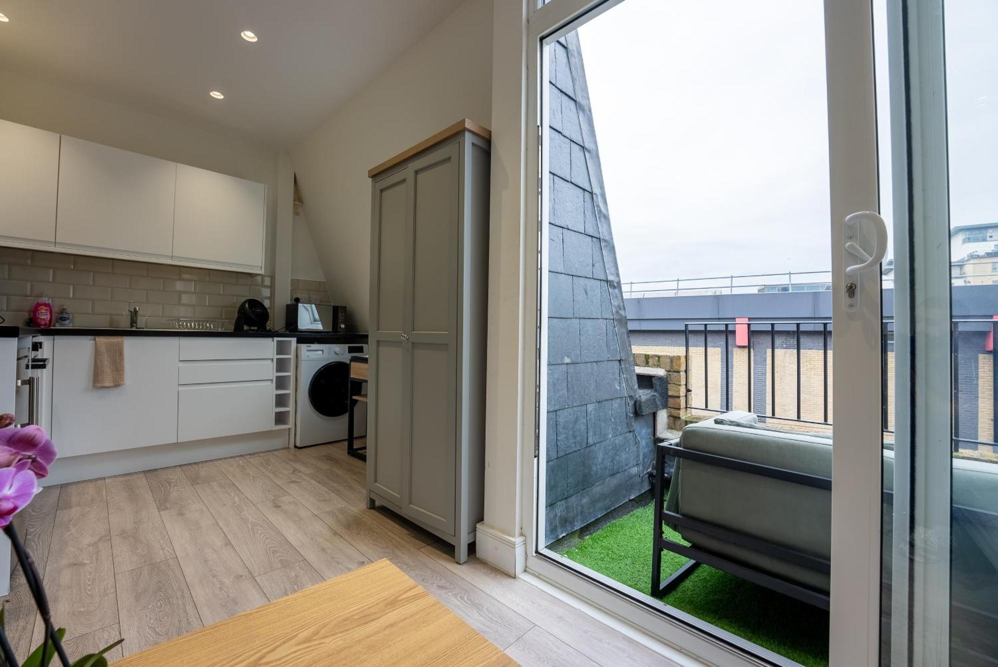 Modern Flat With Balcony In Heart Of Appartement