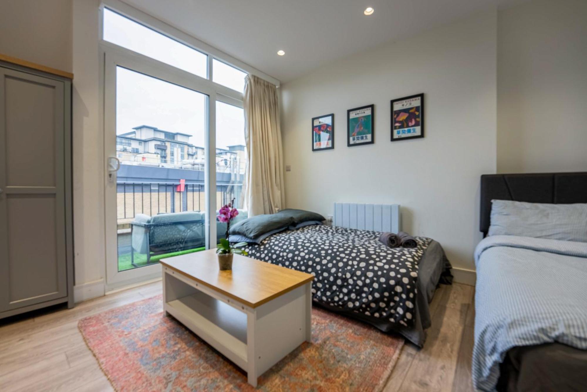 Appartement Modern Flat With Balcony In Heart Of