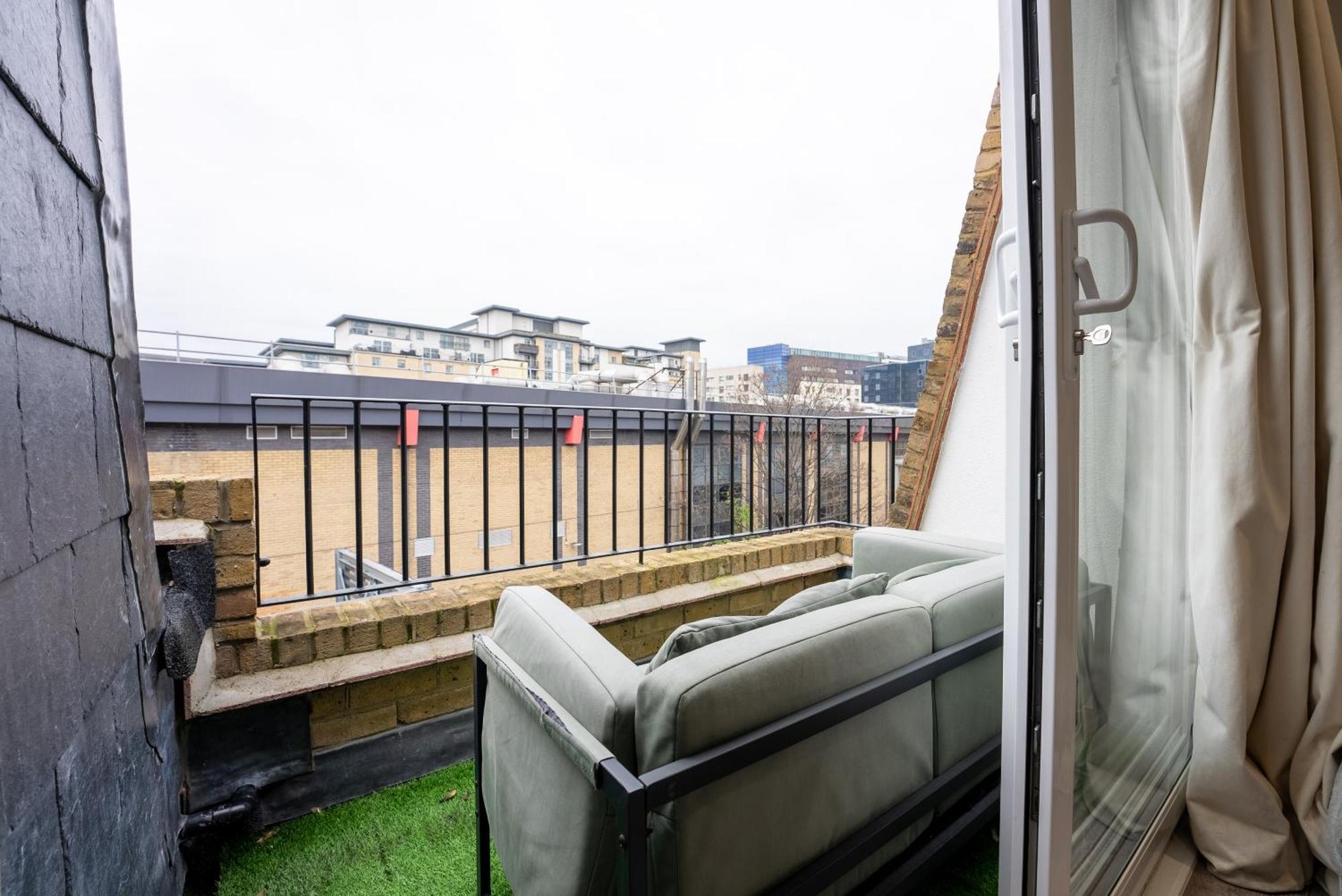 Modern Flat With Balcony In Heart Of Appartement Londen