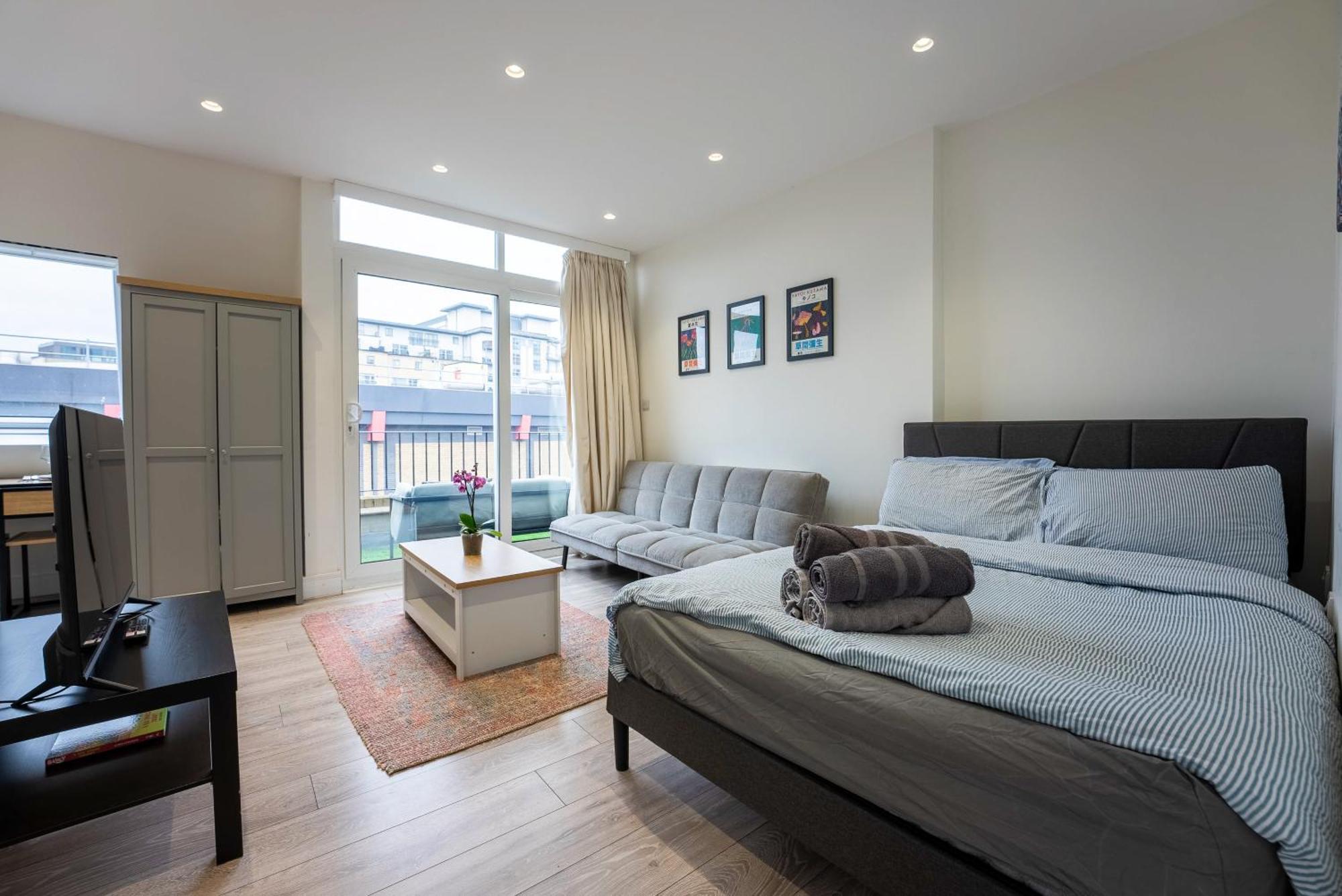 Appartement Modern Flat With Balcony In Heart Of