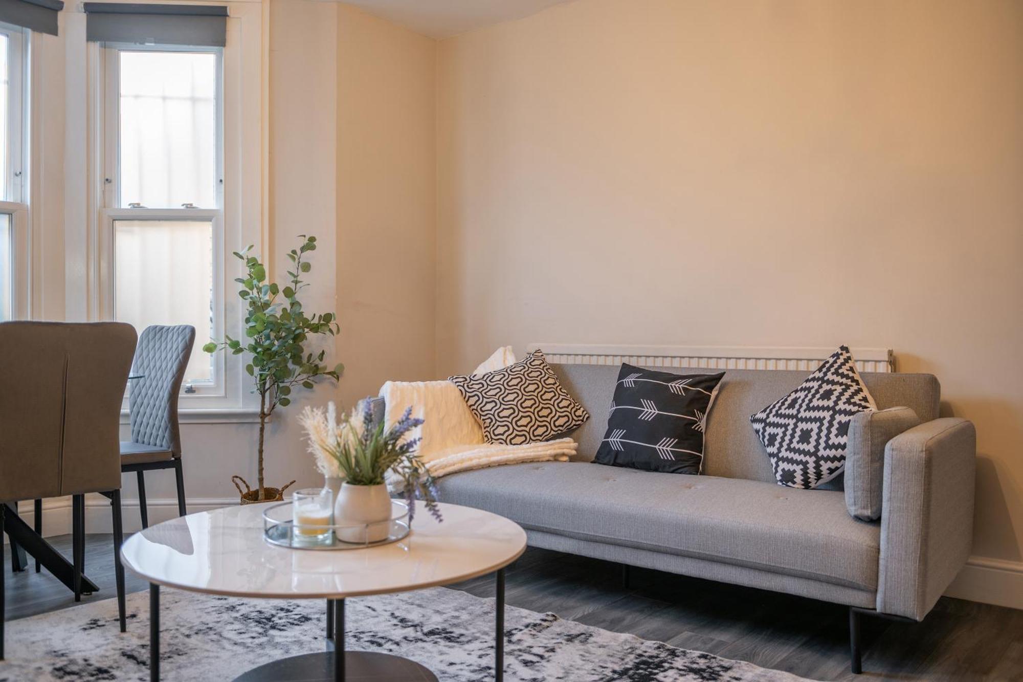 Kensington - Two Bedroom With Garden Apartment *