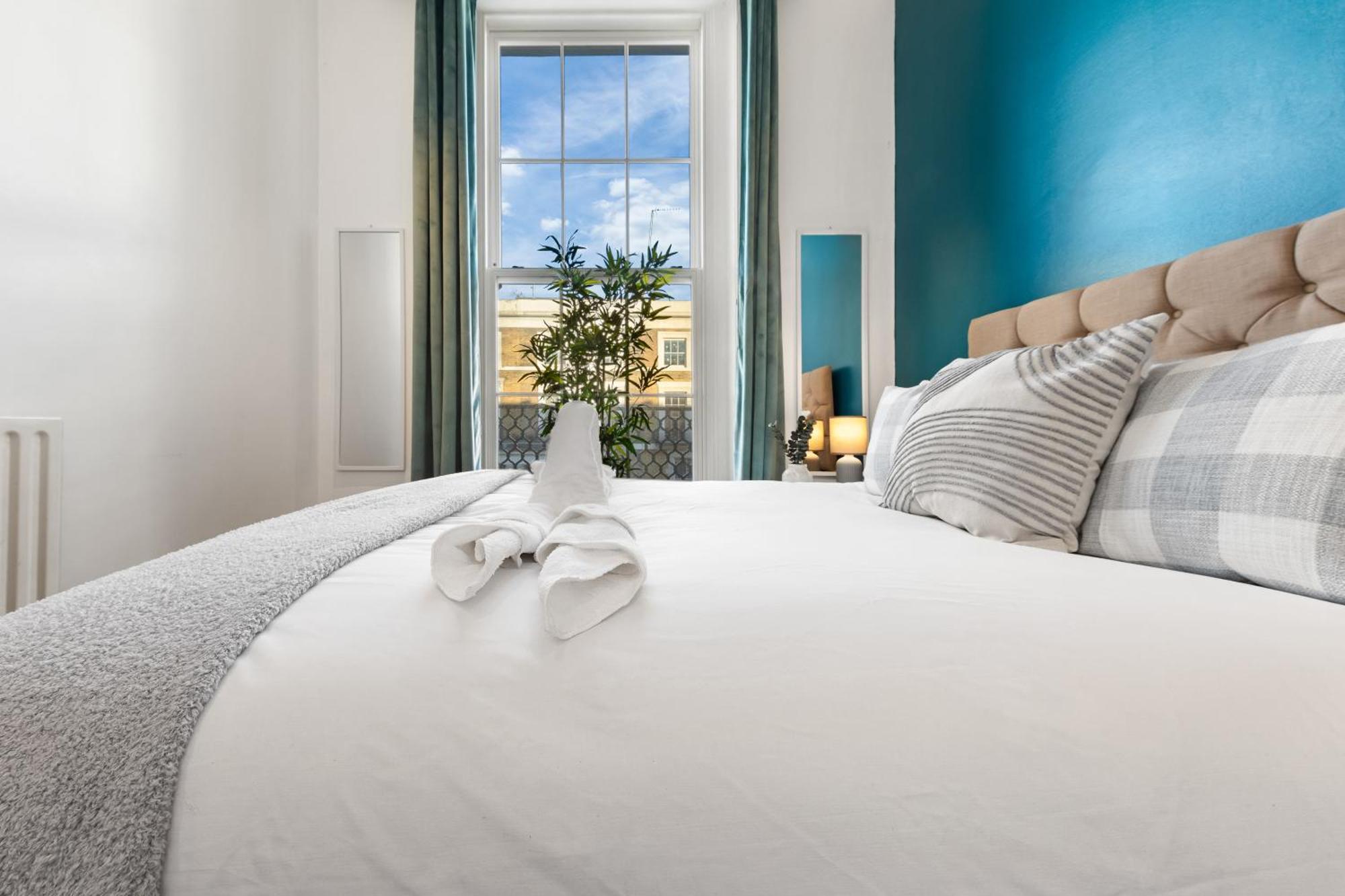 Luxurious 3 Bedroom Flat With Balcony In Kensington For 7 Next To Station Near Harrods Lägenhet London
