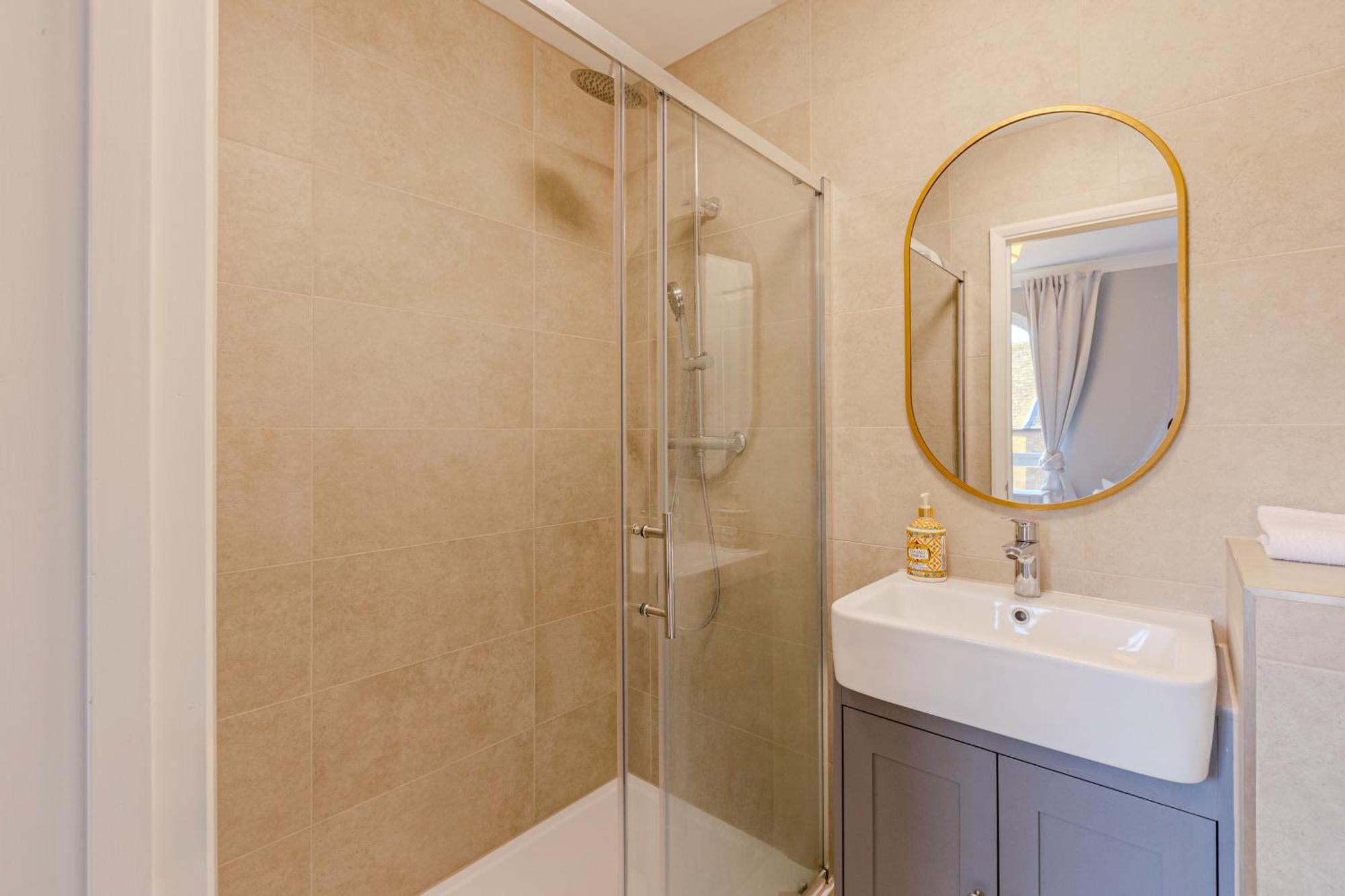 4br 4-floor House, W Patio, 10 Min Wapping Station * Londen
