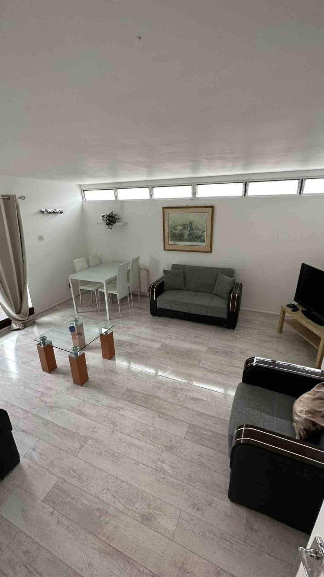 Queensway 2 Bedroom Flat *