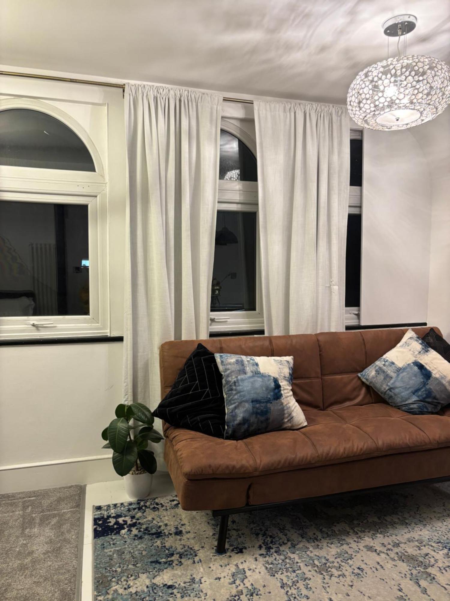 Newly Renovated Modern In West Kensington *