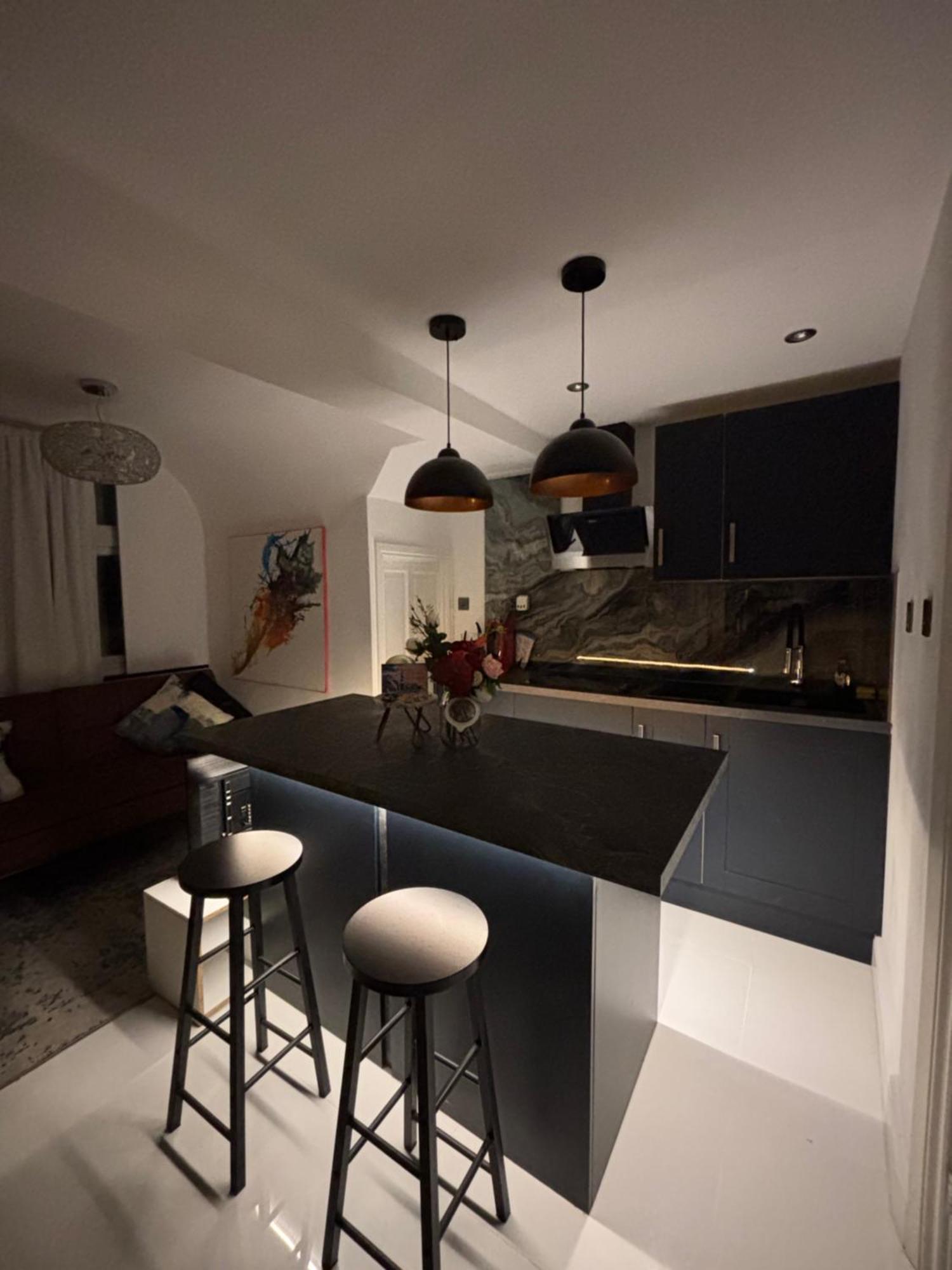 Newly Renovated Modern In West Kensington