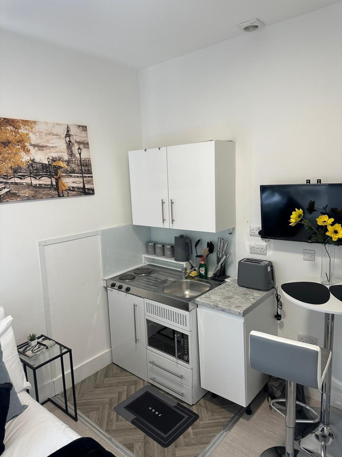 Compact And Bright Flat West 3a Lejlighed London