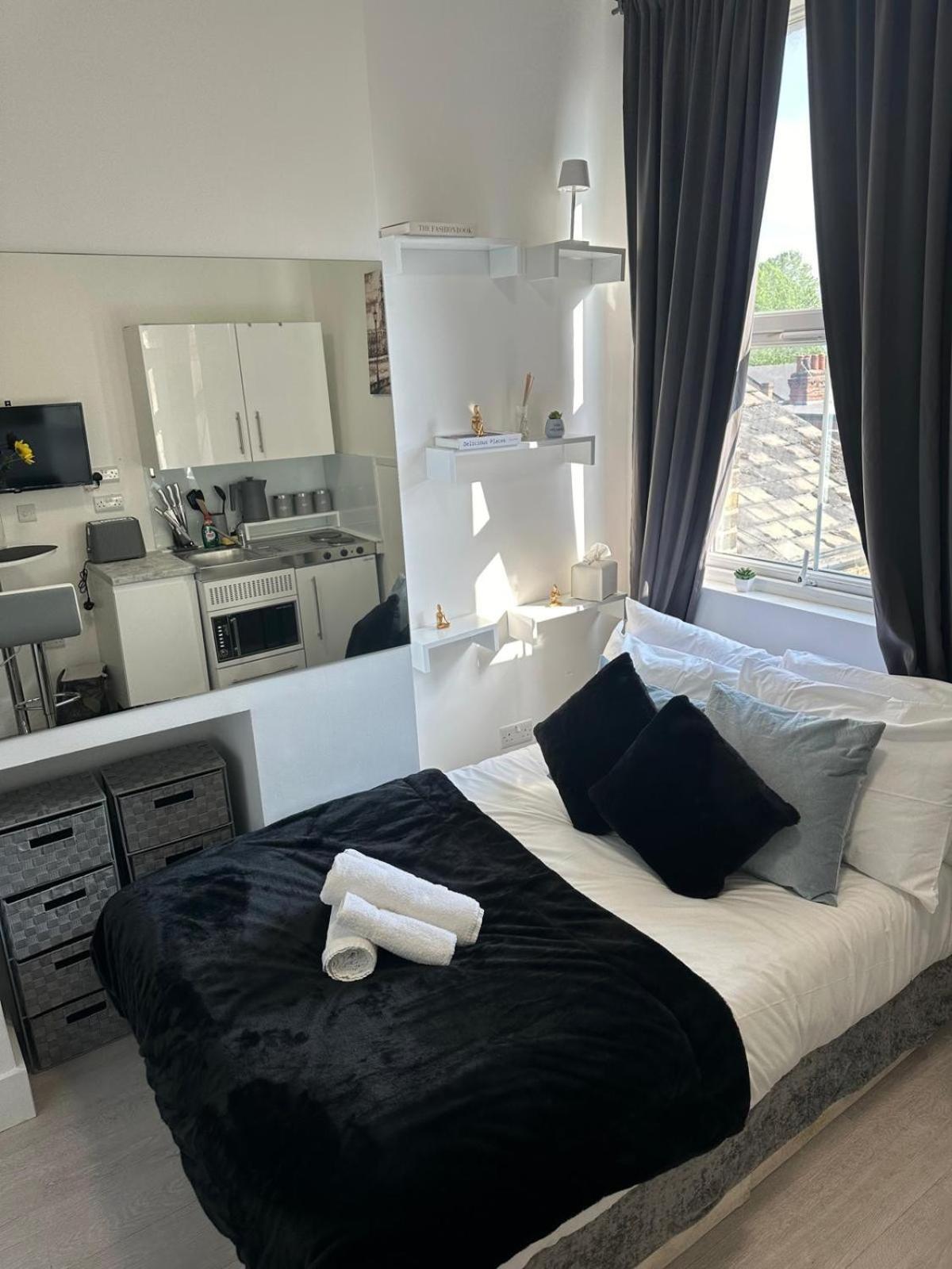 Compact And Bright Flat West 3a Lejlighed London