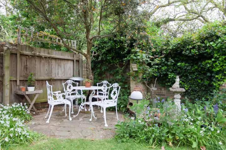 Self Contained Garden Couette-café