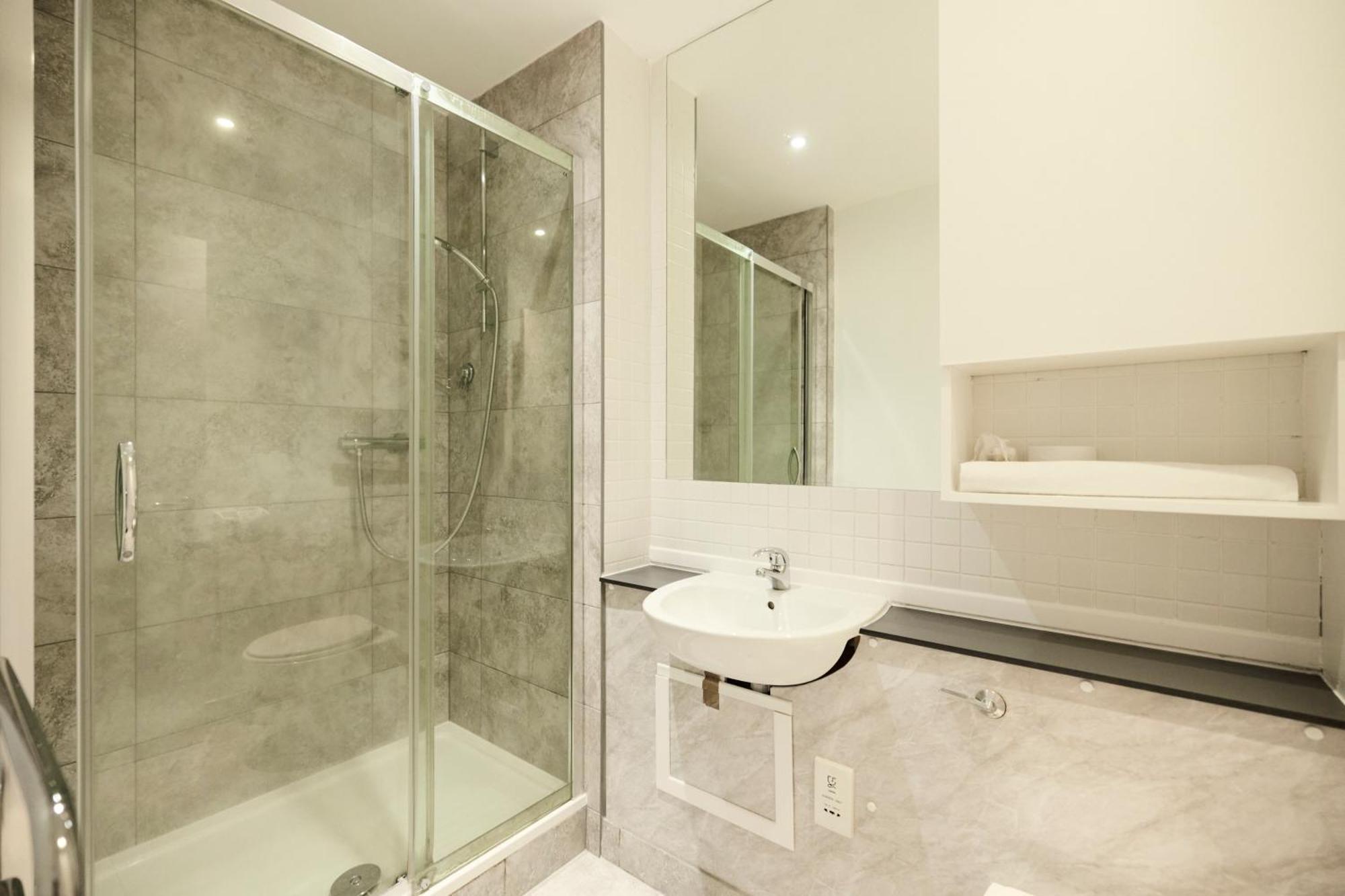 The Wray Crescent Hideout - Stylish 4bdr With Parking Apartment London