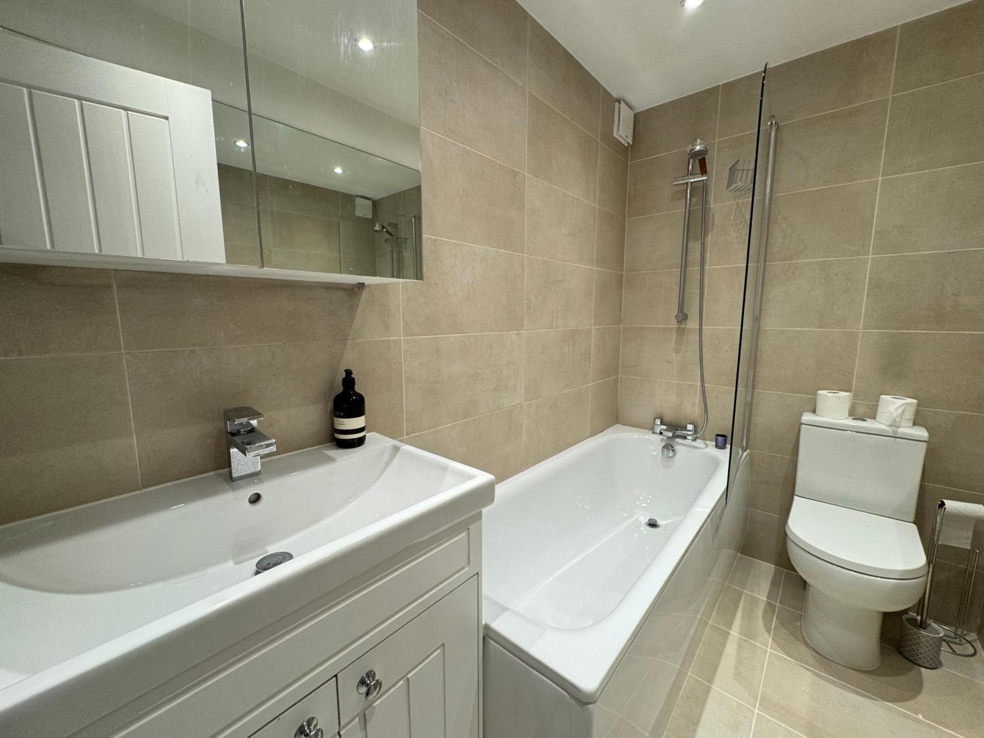 Holiday home Charming 4bd 6 Mins From Nine Elms Station London
