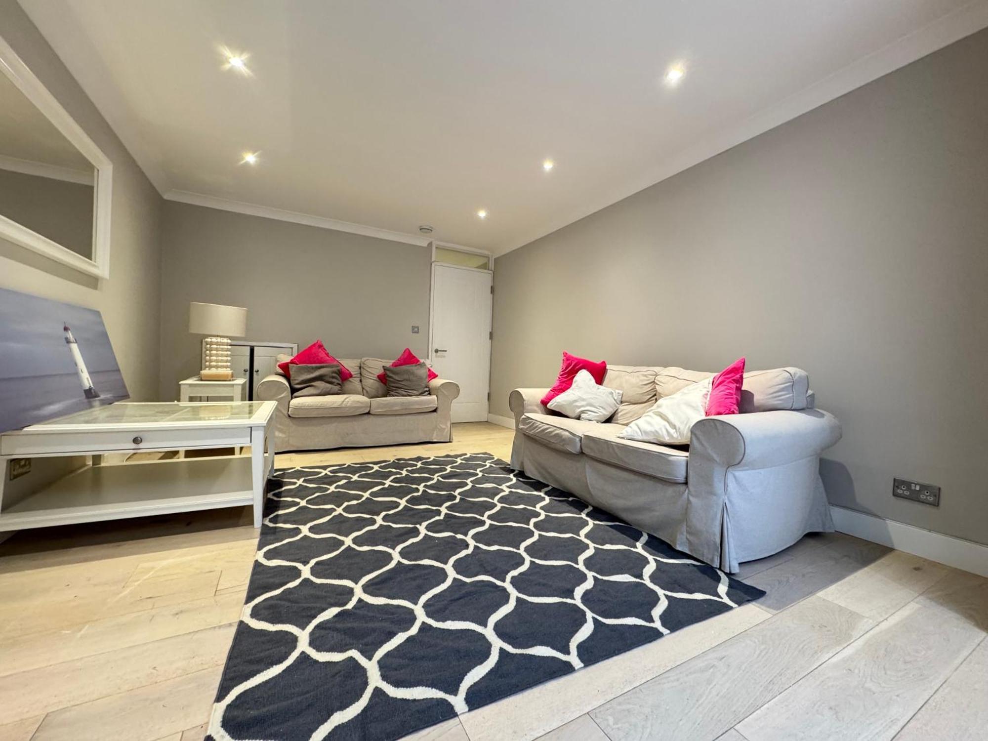 Charming 4bd 6 Mins From Nine Elms Station London