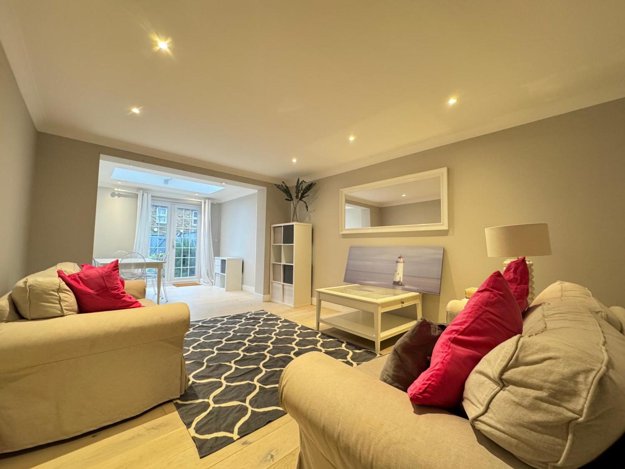 Holiday home Charming 4bd 6 Mins From Nine Elms Station *