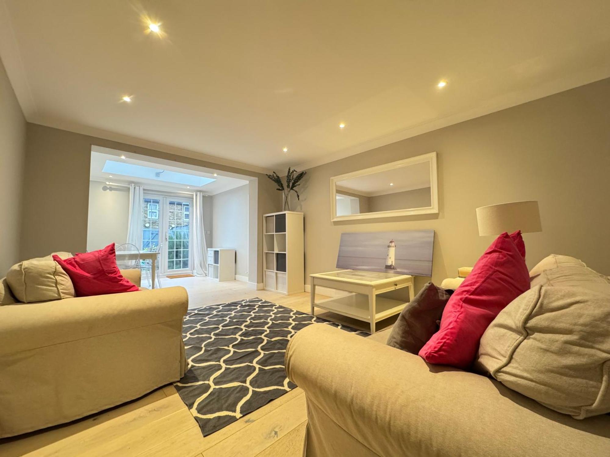 Holiday home Charming 4bd 6 Mins From Nine Elms Station