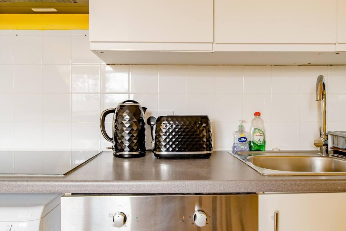 Comfortable In Seven Sisters, Londen