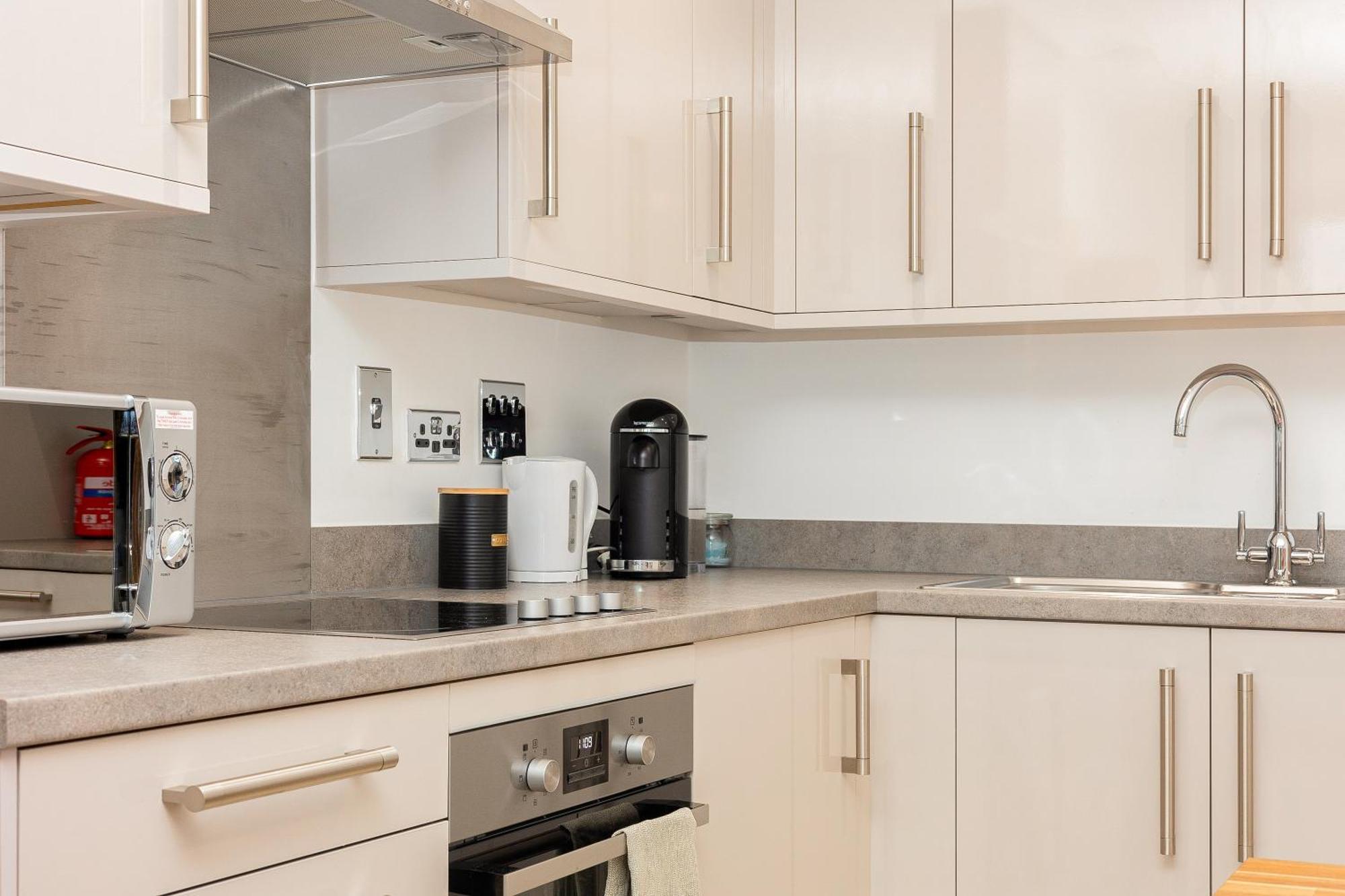 Modern 1br With Balcony & View, Wandsworth Apartment *