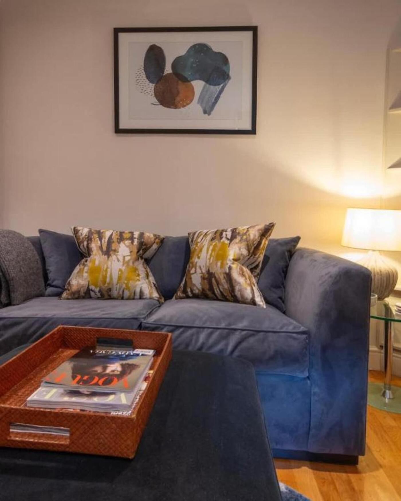 Chelsea One Bed Mins From Kings Road Leilighet London