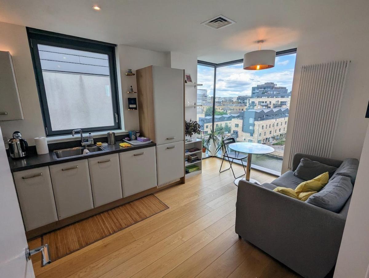 Angel Canal-view 1-bedroom Apartment