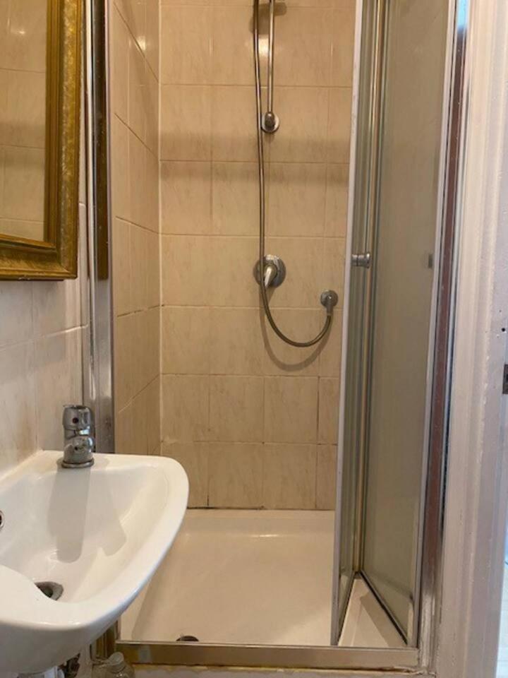 Spacious 4 Beds - Private Bathrooms In Canary Wharf Guest house London